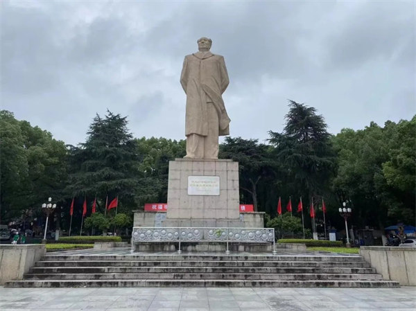 湖南大學(xué)，毛主席雕像