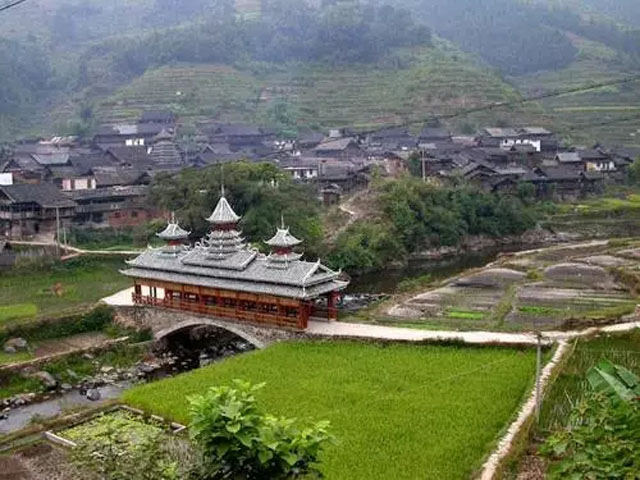 來到古樸的岜扒，這里自然生態(tài)完好，吊腳樓、鼓樓、花橋掩映于叢林